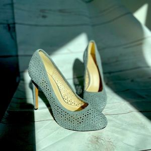 Women’s floral patterned Nine West grayish blue heels. Women’s 8.5